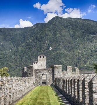 15 Unforgettable Tourist Destinations You Must Visit Before You Die